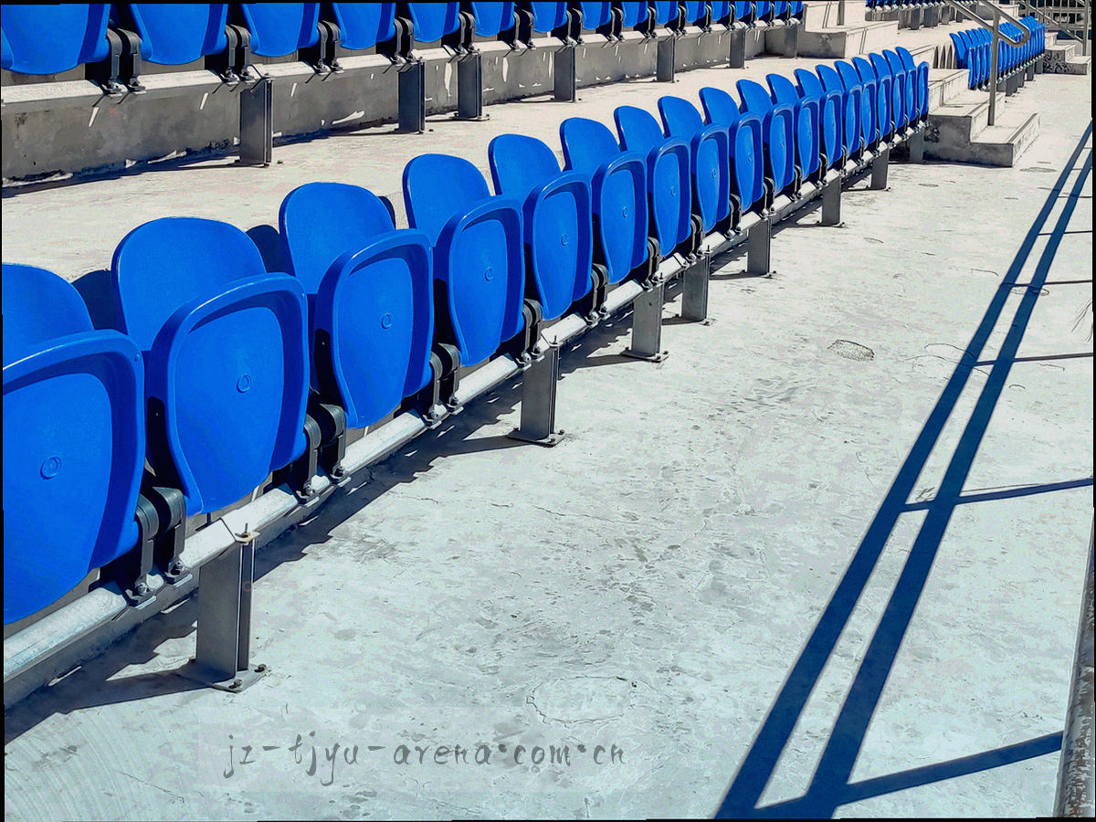 俯拍冰面反光与赛道几何切割线的场馆氛围图，冷蓝基调，不出现人物